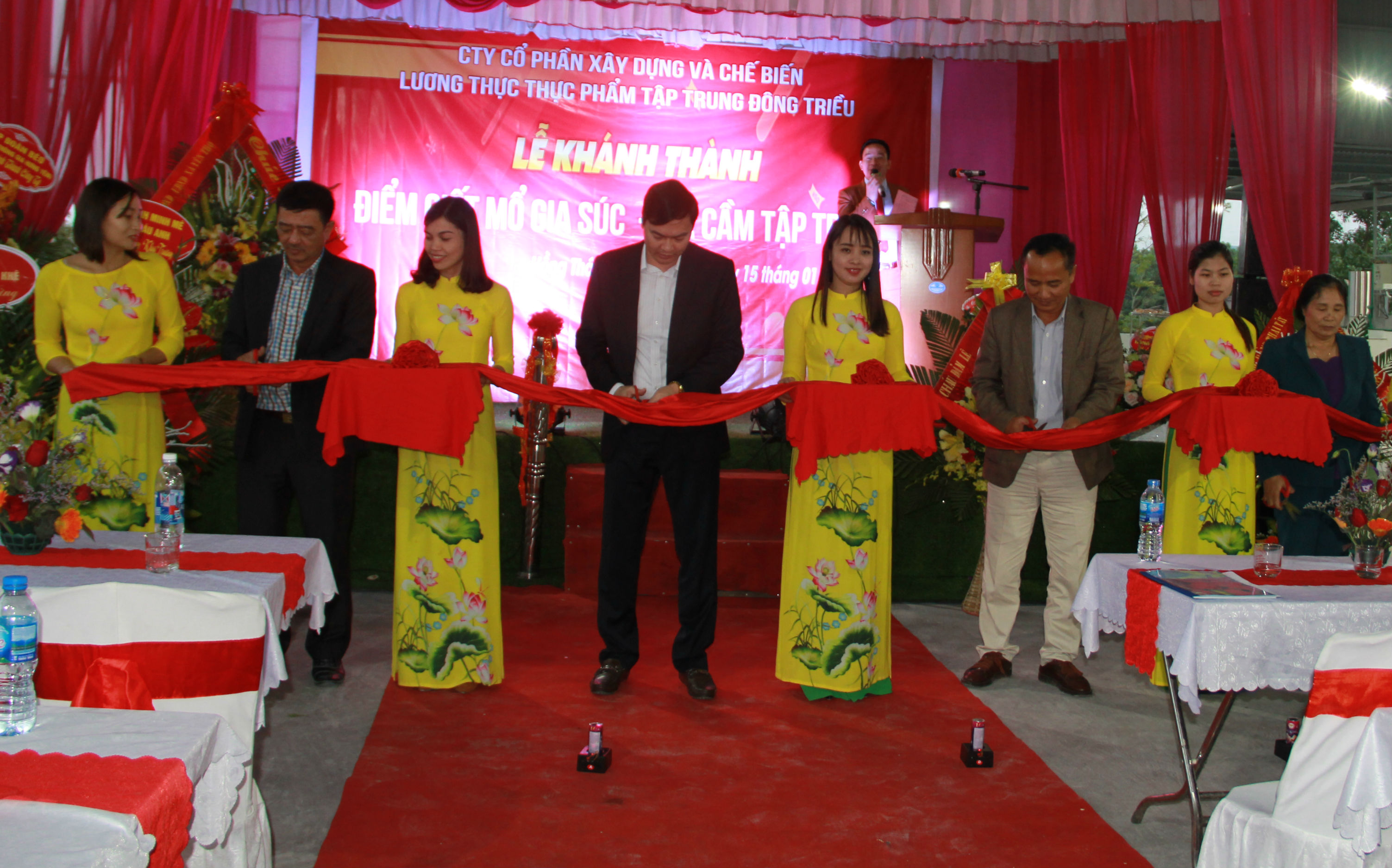Các đại biểu cắt băng khánh thành Khu giết mổ gia súc, gia cầm tập trung tại xã Hồng Thái Tây.