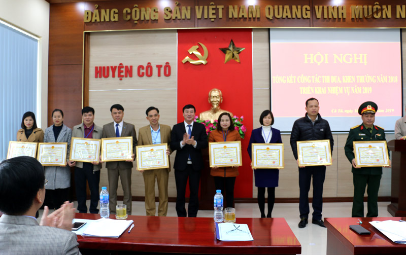Lãnh đạo huyện Cô Tô tặng giấy khen cho các tập thể có thành tích xuất sắc trong thực hiện nhiệm vụ công tác và phong trào thi đua năm 2018.
