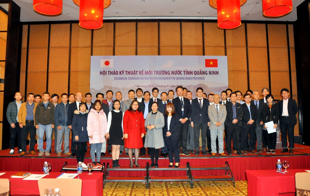 Các đại biểu của tỉnh Quảng Ninh và tỉnh Shiga (Nhật Bản) chụp ảnh lưu niệm tại hội thảo.