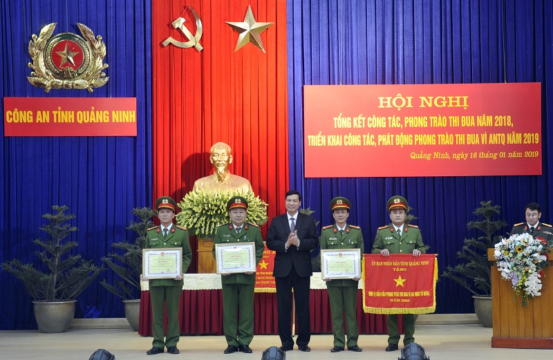 Đồng chí Nguyễn Đức Long, Chủ tịch UBND tỉnh trao tặng cờ và bằng khen của UBND tỉnh cho các đơn vị.