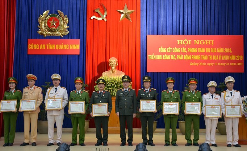 Thượng tướng Nguyễn Văn Thành, Ủy viên Trung ương Đảng, Thứ trưởng Bộ Công an trao tặng danh hiệu CSTĐ toàn lực lượng CAND cho 10 đồng chí