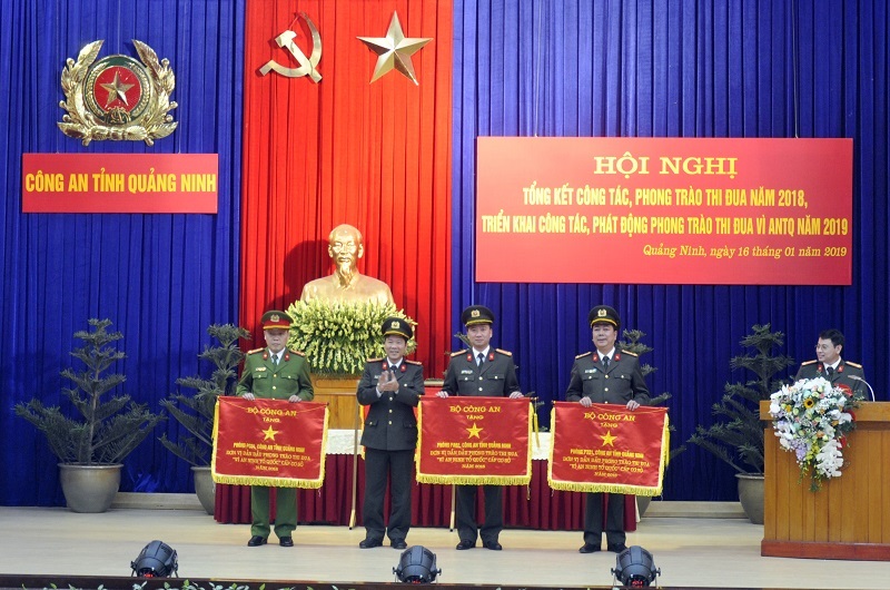 Thừa ủy quyền của Bộ Công an, Đại tá Đỗ Văn Lực, Giám đốc Công an tỉnh trao cờ dẫn đầu phong trào thi đua “Vì ANTQ” cấp cơ sở của Bộ Công an cho 3 đơn vị.