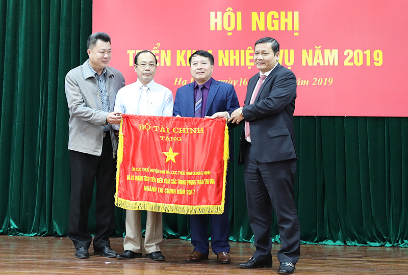 Phó Tổng cục trưởng Tổng cục Thuế trao cờ đơn vị dẫn đầu ngành Thuế cho