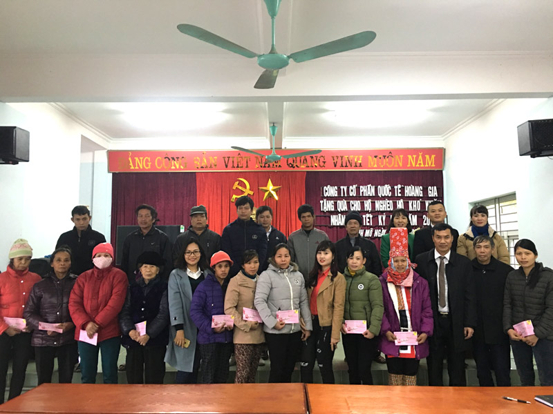 Đại diện Công ty Quốc tế Hoàng Gia tặng quà hộ nghèo xã Hoành Mô.