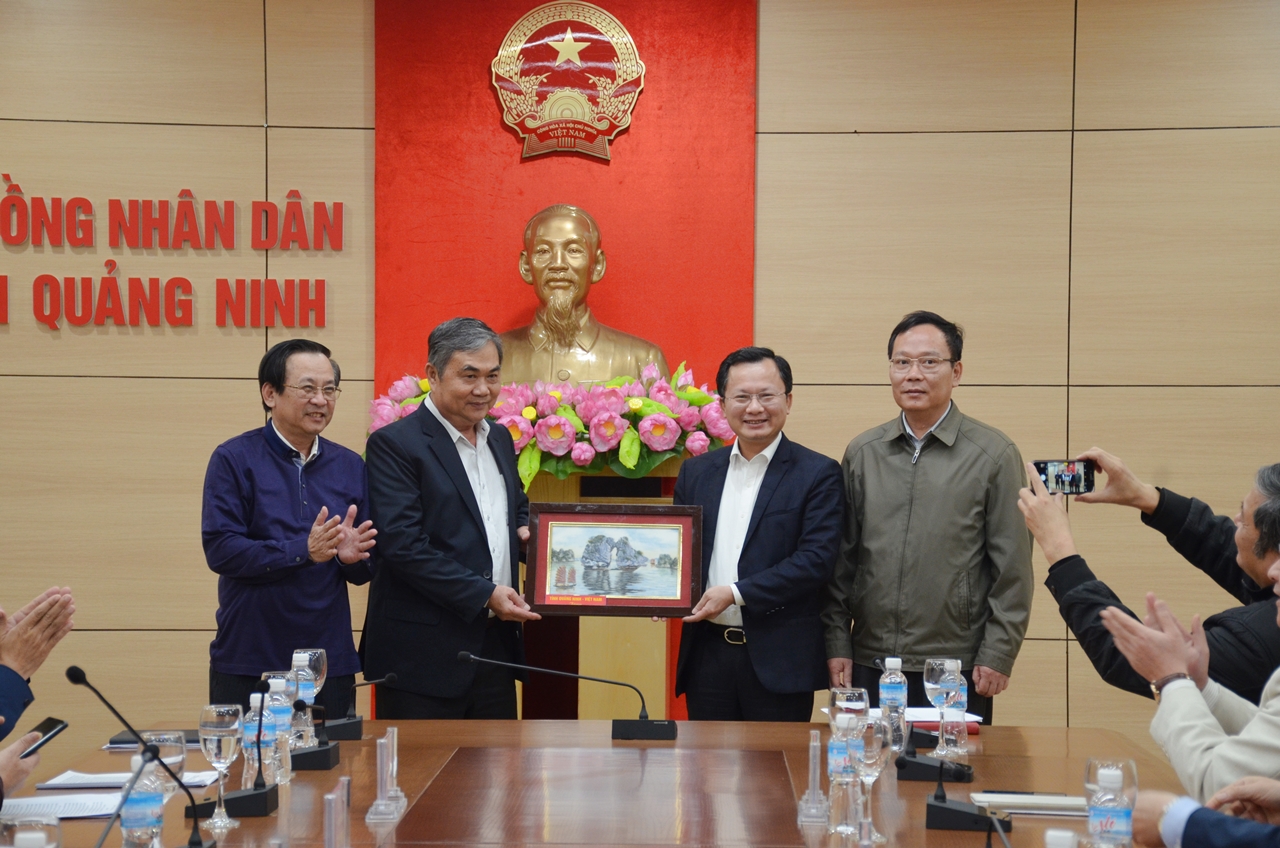 Lãnh đạo hai địa phương tặng quà lưu niệm tại buổi làm việc