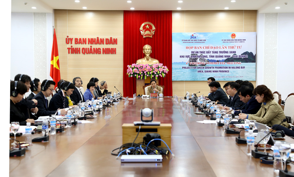 Đồng chí Đặng Huy Hậu, Phó Chủ tịch Thường trực UBND tỉnh, chủ trì cuộc họp. 