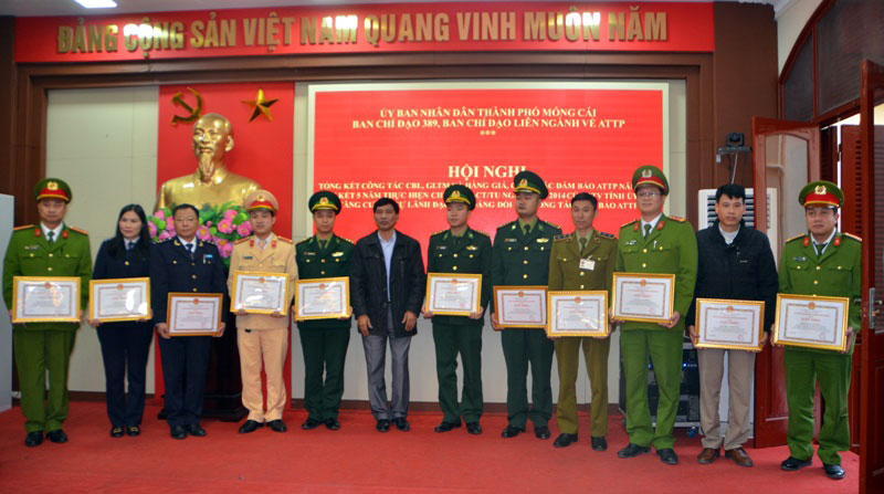 Lãnh đạo thành phố Móng Cái khen thưởng cho các tập thể, cá nhân có thành tích xuất sắc trong công tác phòng chống buôn lậu, gian lận thương mại.