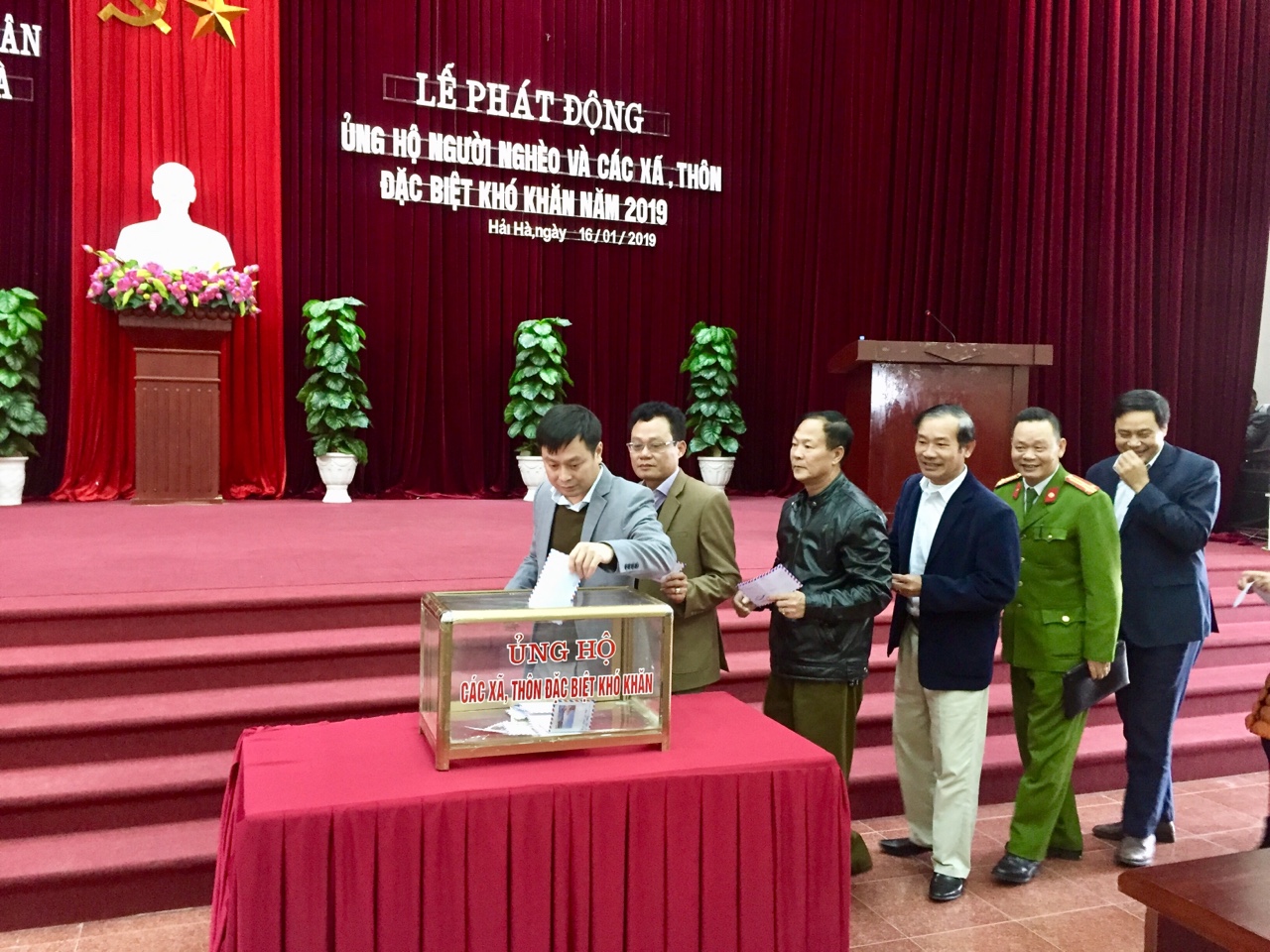 Lãnh đạo huyện, các cơ quan ban, ngành của huyện Hải Hà quyên góp tại lễ phát động.