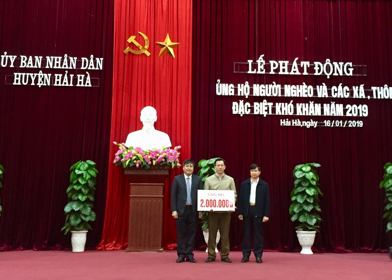 Đại diện Mặt trận Tổ quốc huyện Hải Hà nhận tiền quyên góp của các đơn vị, doanh nghiệp.