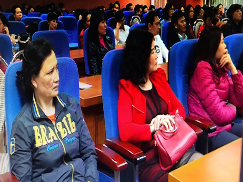 GS. BS Đặng Văn Dương, nguyên Giám đốc TT Giải phẫu bệnh, Bệnh viện Bạch Mai, tư vấn và giải đáp những kiến thức bổ ích về bệnh ung thư và tim mạch cho hơn 150 người tham gia.