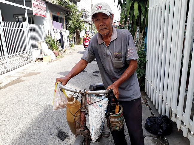Ở tuổi thất thập, ông Cao Văn Long vẫn hàng ngày xách nhựa đường đi vá ổ gà trên các tuyến đường lớn, nhỏ ở Long Xuyên