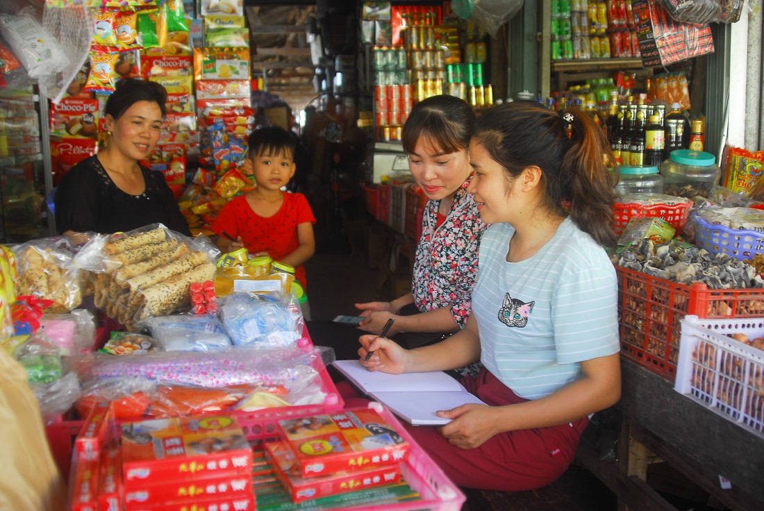 Cán bộ thôn Làng Nhội (xã Đông Hải, huyện Tiên Yên) thường xuyên trao đổi với người dân để kịp thời nắm bắt tình hình tư tưởng.