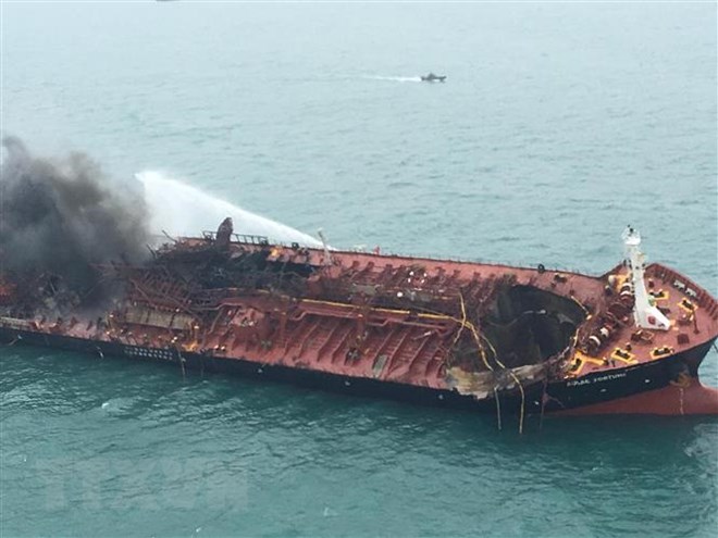 Tàu chở dầu Aulac Fortune bốc cháy ngoài khơi Hong Kong, Trung Quốc ngày 8/1/2019. (Ảnh: AFP/ TTXVN)