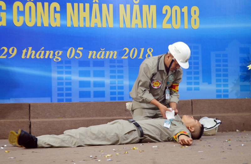 Cán bộ CNLĐ Công ty CP Xi măng Hạ Long tham gia cuộc thi ATVSV giỏi năm 2018 của Công đoàn ngành xây dựng Quảng Ninh.