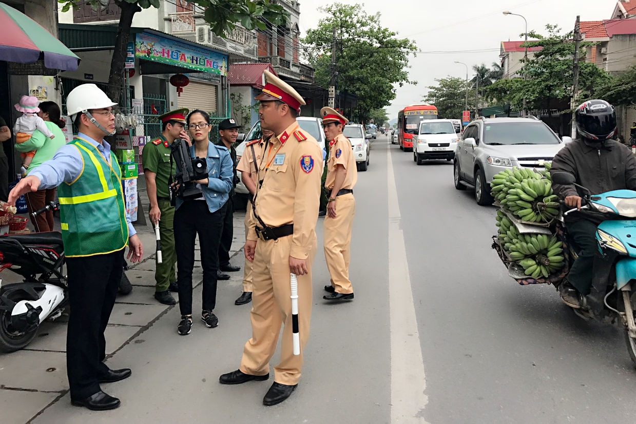 Đồng chí Chủ tịch UBND TP UÔng Bí Nguyễn mạnh Hà cùng lực lượng công an TP kiểm tra thực tế tình hình vận tải trên quốc lộ 18A đoạn qua địa bàn