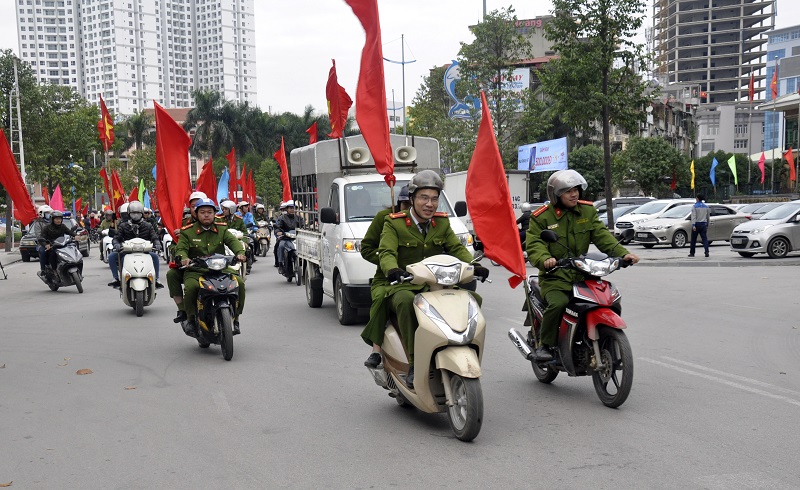 Công an TP Hạ Long xuống đường tuyên truyền đợt cao điểm đấu tranh trấn áp tội phạm đảm bảo ANTT Tết Kỷ Hợi 2019.