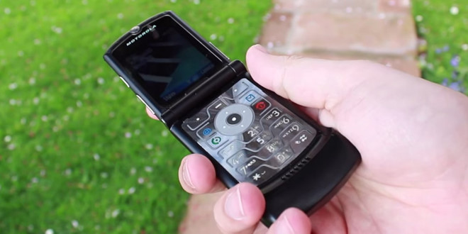 Chiếc Motorola RAZR nổi tiếng sẽ được "hồi sinh" với phiên bản màn hình gập. Ảnh: Phonedog.