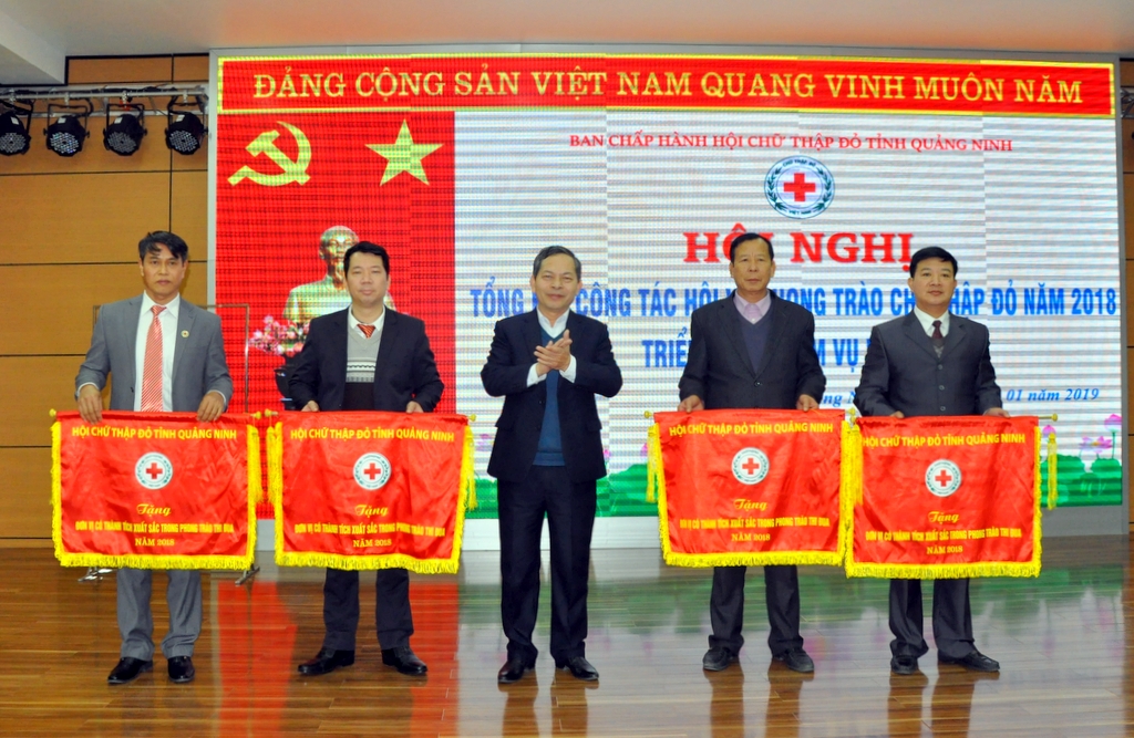 trao Cờ lưu niệm cho các đơn vị dẫn đầu phong trào thi đua.