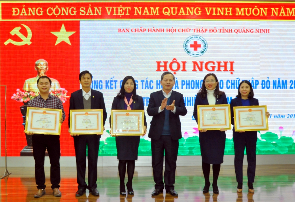 Các tập thể, cá nhân có thành tích xuất sắc trong công tác năm 2018 được nhận Bằng khen của 