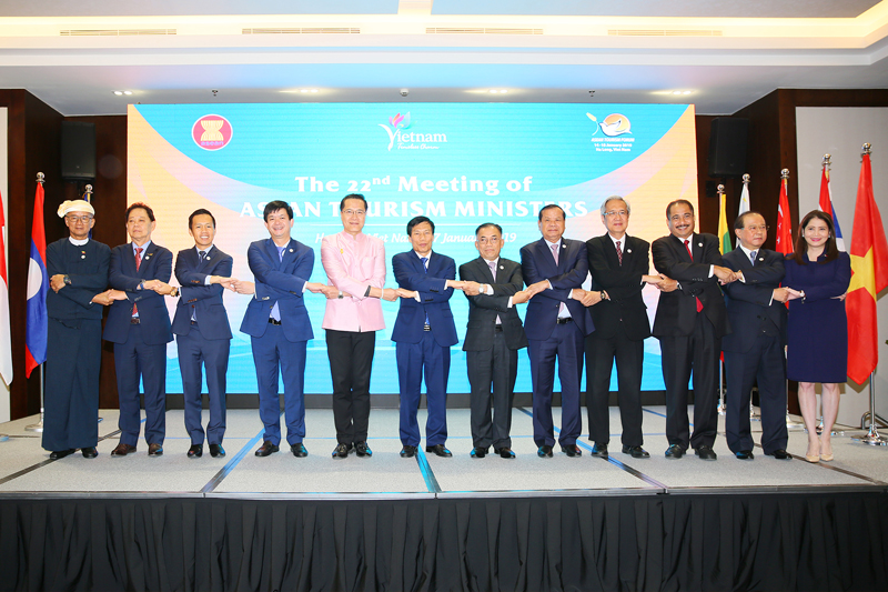 Bộ trưởng Du lịch các nước ASEAN và các đại biểu bắt tay thể hiện sự đoàn kết, thống nhất