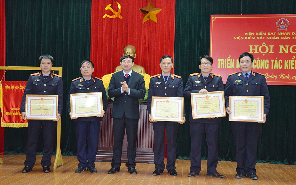 Đồng chí Nguyễn Xuân Ký, Phó Bí thư Thường trực Tỉnh ủy, Phó Chủ tịch HĐND tỉnh trao bằng khen của UBND tỉnh cho các tập thể đạt thành tích xuất sắc trong thực hiện nhiệm vụ cờ thi đua của Viện KSND tối cao cho các tập thể đạt thành tích xuất trong phong trào thi đua năm 2018