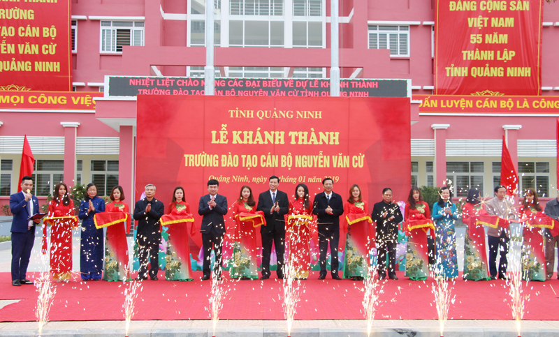 Các đại biểu cắt băng khánh thành Trường Đào tạo cán bộ Nguyễn Văn Cừ.