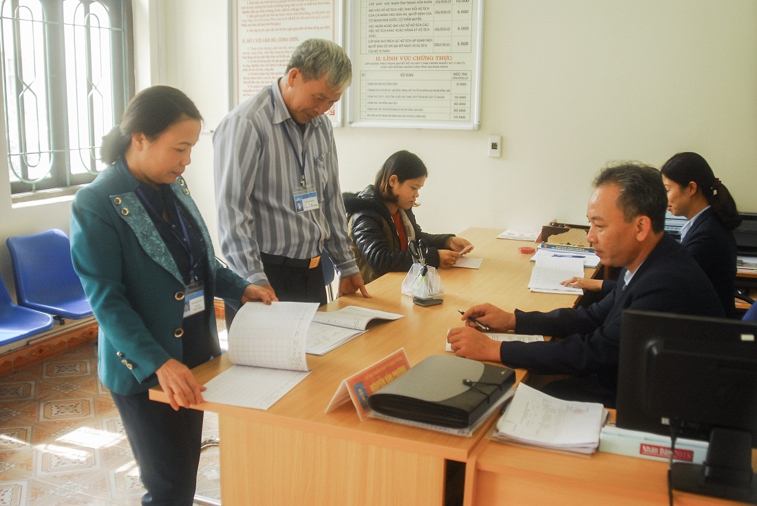 Cán bộ MTTQ xã Bình Dương (Đông Triều) giám sát tại Bộ phận tiếp nhận và trả kết quả hiện đại của xã.