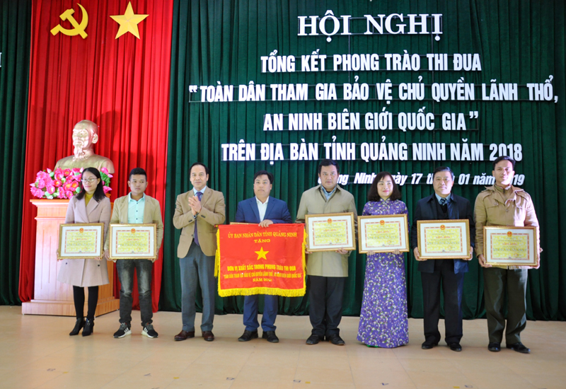 Đồng chí Đặng Huy Hậu, Ủy viên Ban Thường vụ Tỉnh ủy, Phó Chủ tịch Thường trực UBND tỉnh, Trưởng Ban Chỉ đạo Phong trào Thị đua trao Bằng khen của UBND tỉnh cho những tập thể có thành tích xuất sắc trong thực hiện Phong trào Thi đua năm 2018