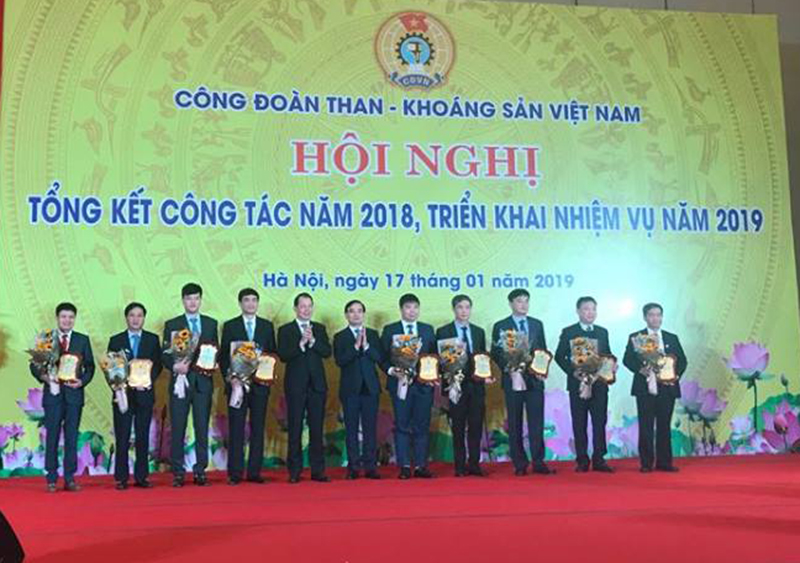Lãnh đạo Tập đoàn TKV và Công đoàn TKV khen thưởng cho các cá nhân có thành tích xuất sắc.