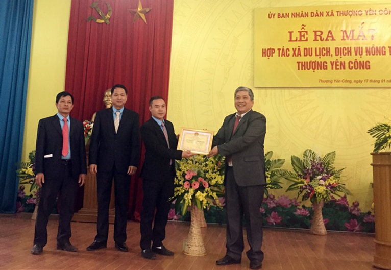 Lãnh đạo Liên minh HTX tỉnh tặng hoa chúc mừng HTX Du lịch -Dịch vụ nông thôn Thượng Yên Công.