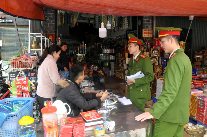 Công an phường Trần Phú xuống địa bàn khu 2 để tuyên truyền cho người dân về công tác đấu tranh phòng, chống pháo lậu. Ảnh: Quang Minh
