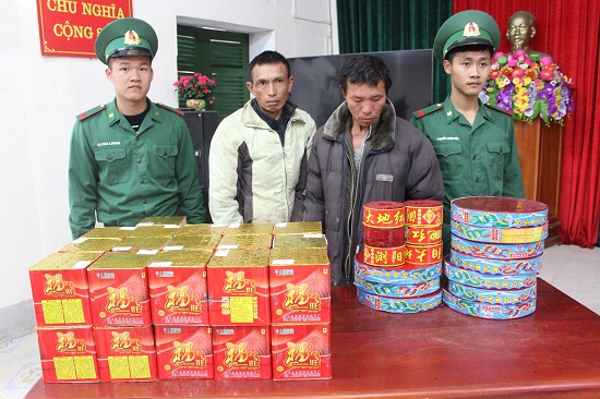 Cán bộ, chiến sĩ Đồn Biên phòng Bắc Sơn phát hiện, bắt giữ các đối tượng vận chuyển trên 60kg pháo ngày 4/1/2019 và bàn giao cho Công an TP Móng Cái xử lý. Ảnh: Vi Thu (Trung tâm Truyền thông – Văn hóa TP Móng Cái) 