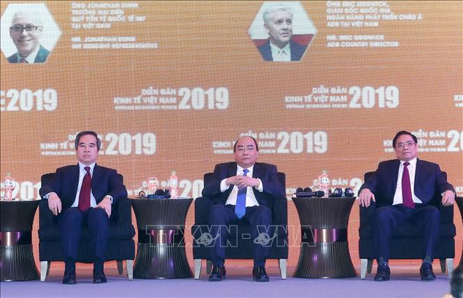 Thủ tướng Nguyễn Xuân Phúc, Trưởng Ban Kinh tế Trung ương Nguyễn Văn Bình (trái), Trưởng Ban Tổ chức Trung ương Phạm Minh Chính tham gia thảo luận tại diễn đàn. Ảnh: Thống Nhất/TTXVN
