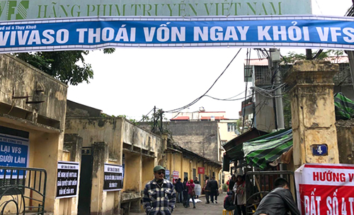 Băng rôn ở cổng hãng phim (số 4 Thụy Khuê, Hà Nội).