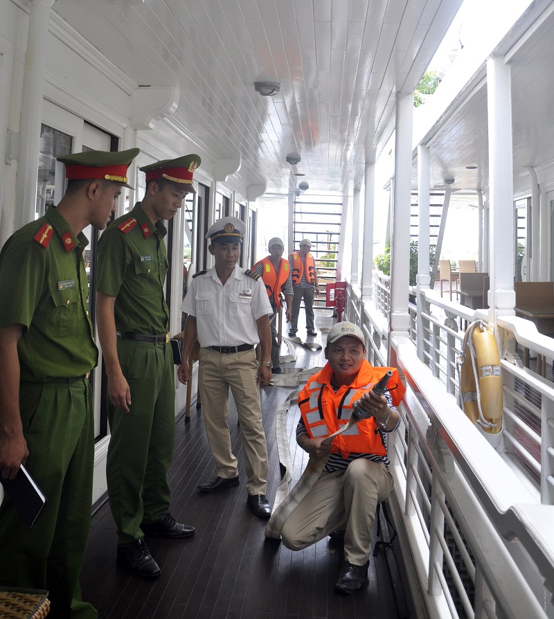 Hướng dẫn thuyền viên tàu du lịch sử dụng thiết bị tại chỗ để xử lý các tình huống cháy, nổ.