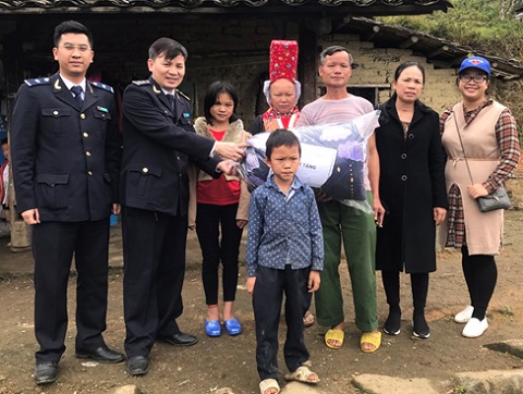 Tặng chăn ấm cho hộ nghèo, đồng bào dân tộc (Ảnh: Đào Bá Dương-Hải quan Hoành Mô).