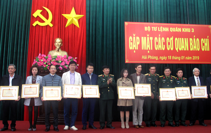 Bộ Tư lệnh Quân khu 3 trao thưởng cho các tập thể, cá nhân có thành tích xuất sắc trong công tác phối hợp tuyên truyền nhiệm vụ QS-QP năm 2018.