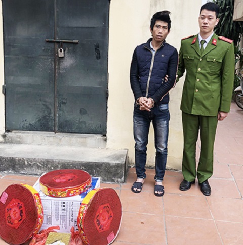 Đối tượng cùng tang vật (Ảnh: Thùy Dung-Công an Hoành Bồ).
