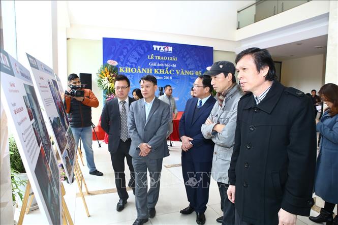 Ủy viên Trung ương Đảng, Tổng giám đốc TTXVN Nguyễn Đức Lợi và các đại biểu tham quan ảnh triển lãm tại Lễ trao giải. Ảnh: Minh Quyết /TTXVN
