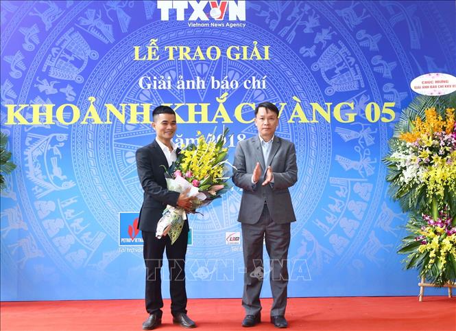 Ủy viên Trung ương Đảng, Tổng giám đốc TTXVN Nguyễn Đức Lợi trao giải Đặc biệt cho tác giả Nguyễn Tiến Thành. Ảnh: Minh Quyết /TTXVN
