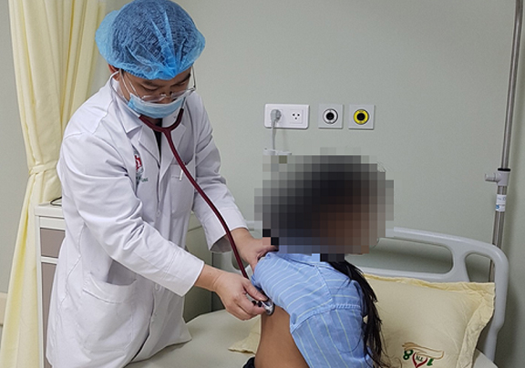 Bệnh nhi mắc sởi biến chứng được điều trị tại Bệnh viện Trung ương Quân đội 108.