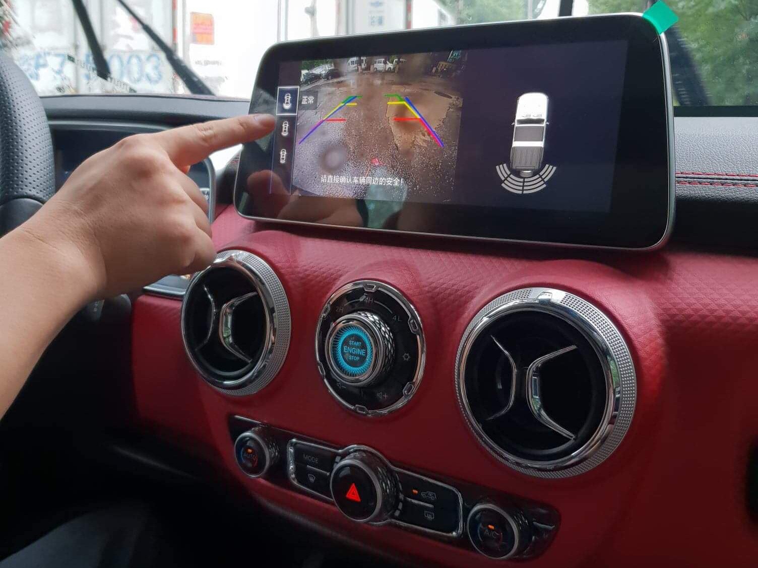 Giao diện màn hình tương tự Mercedes-Benz.