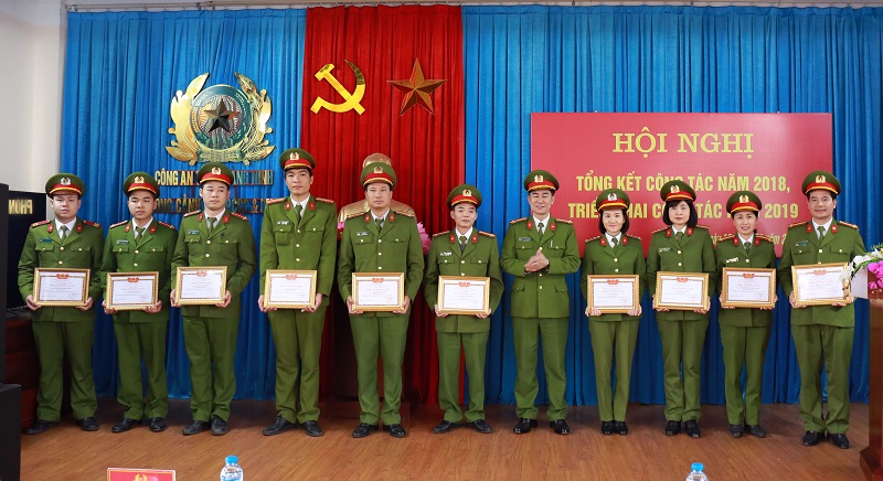 Đại tá Phạm Công Long, Phó Giám đốc Công an tỉnh trao giấy khen và danh hiệu chiến sĩ thi đua của Giám đốc Công an tỉnh cho các tập thể cá nhân. 