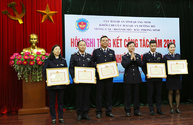 Lãnh đạo Cục hải quan tỉnh khen thưởng cho các cá nhân có thành tích xuất sắc năm 2018.