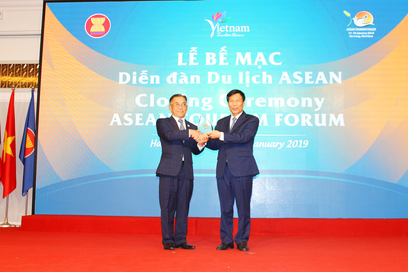 Bộ trưởng Bộ Văn hóa, Thể thao và Du lịch Nguyễn Ngọc Thiện trao biểu tượng du lịch cho nước chủ nhà Brunei đăng cai ATF 2020