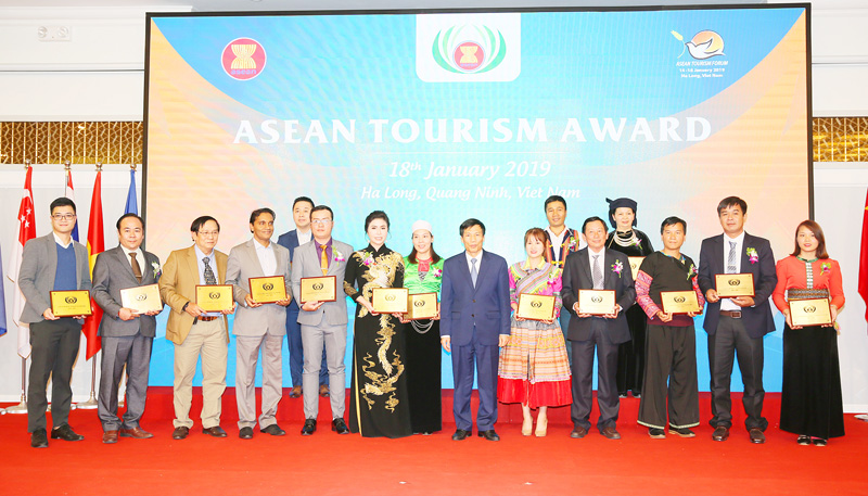 Bộ trưởng Bộ Văn hóa, Thể thao và Du lịch Nguyễn Ngọc Thiện trao giải thưởng Du lịch ASEAN cho 
