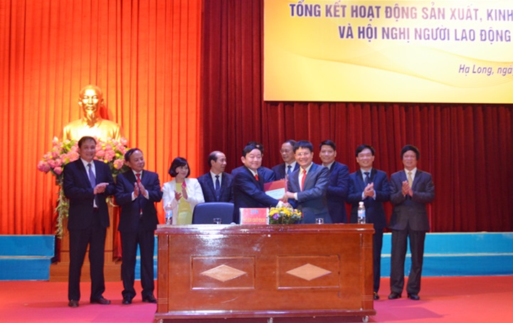 Các bên tham giá ký kết Thỏa ước lao động tập thể.