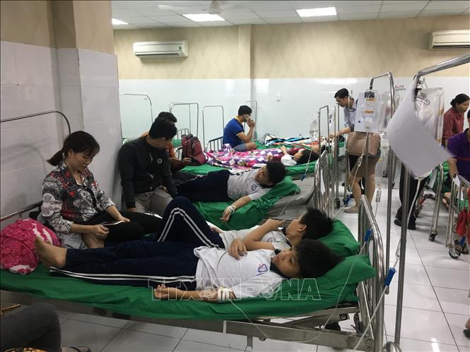 Các em học sinh nghi bị ngộ độc thực phẩm đang được điều trị tại Phòng khám Đa khoa Sóng Thần.