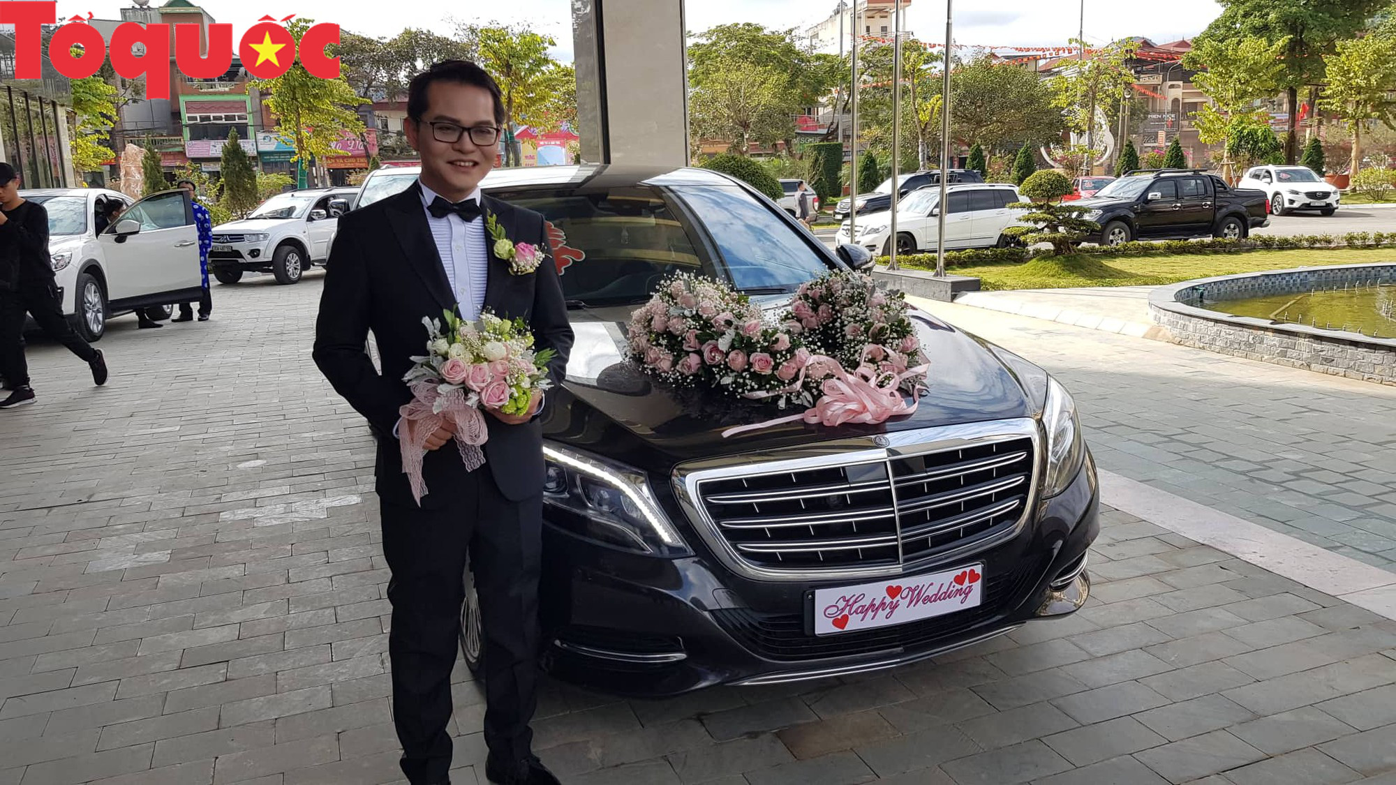 Trung Hiếu bảnh bao đi lấy vợ ở độ tuổi 46. Ngay sau khi diễn ra lễ ăn hỏi, anh và cô dâu đã tổ chức đám cưới ở nhà hàng sang trọng tại TP. Sơn La, quê nhà của cô dâu