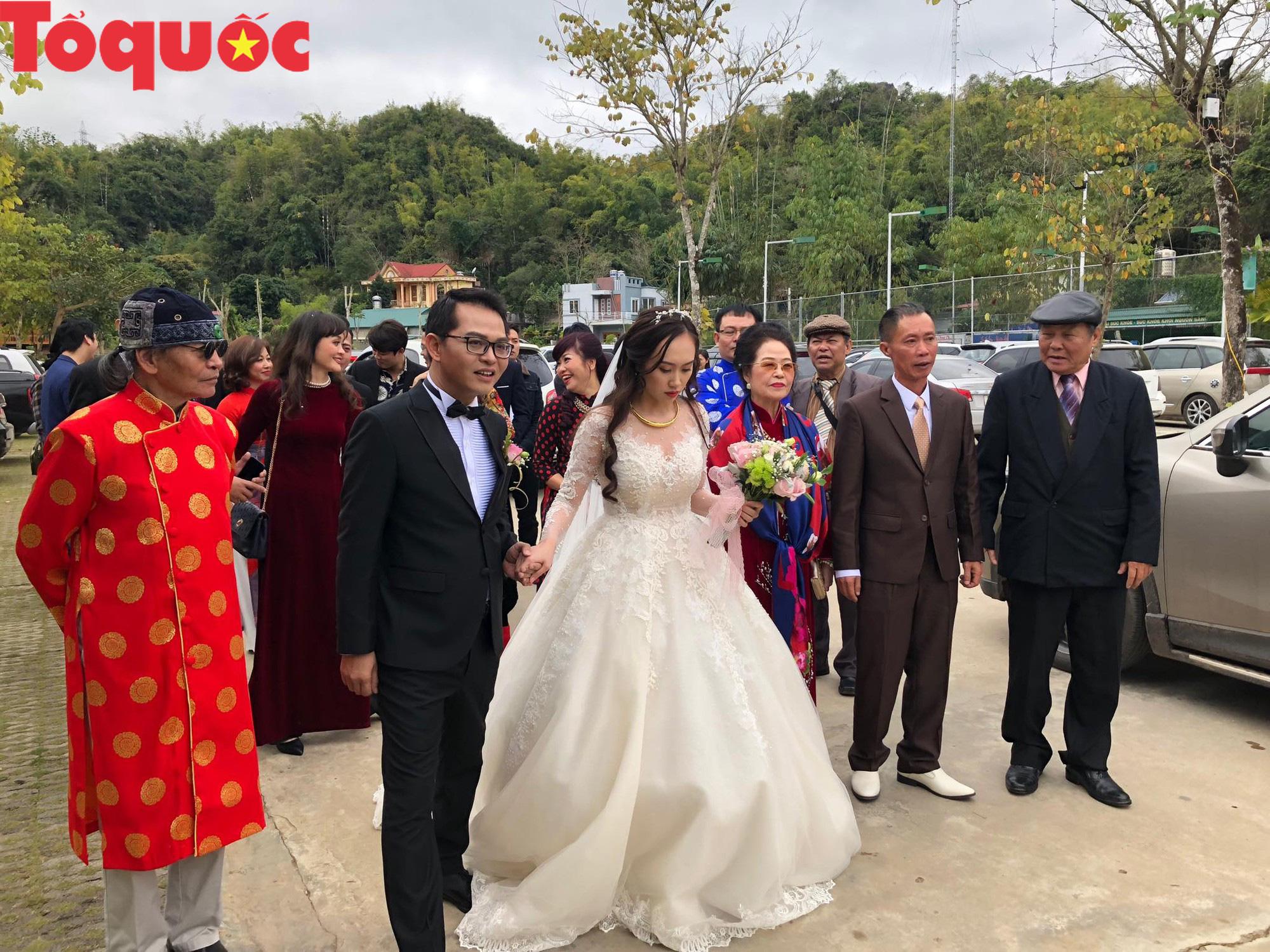 Cặp đôi nắm chặt tay ngay tiến vào lễ đường